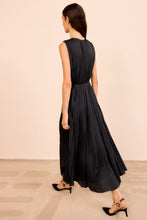 Load image into Gallery viewer, Flanna Pleated Midi Dress in Noir