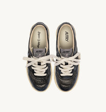 Load image into Gallery viewer, Super Vintage Low Top Trainers in Leather/Padded Winter/Black