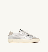 Load image into Gallery viewer, Windscape Low Top Trainers in Laminated Canvas/ Suede Silver