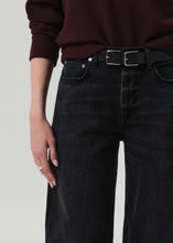 Load image into Gallery viewer, Miro Barrel Leg Jeans in Raine
