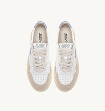 Load image into Gallery viewer, Medalist Low Top Trainers in White/Leather/Suede/Vista
