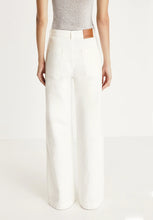 Load image into Gallery viewer, Varques Trousers in White
