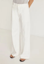 Load image into Gallery viewer, Varques Trousers in White
