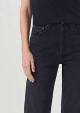 Load image into Gallery viewer, 90s Crop Jeans in Tar

