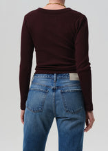 Load image into Gallery viewer, Varra Henley Top in Mahogany
