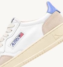 Load image into Gallery viewer, Medalist Low Top Trainers in White/Leather/Suede/Vista
