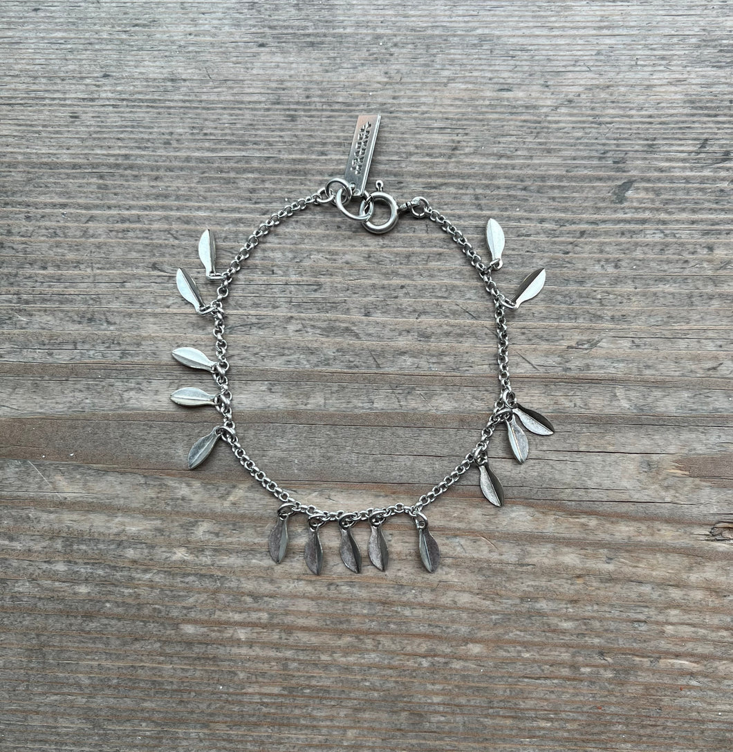 Metal Shiny Leaf Bracelet in Silver