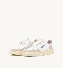 Load image into Gallery viewer, Medalist Low Top Trainers in White/Leather/Suede/Vista
