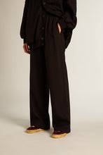 Load image into Gallery viewer, Journey W&#39;s Brittany Jogging Pants in Black
