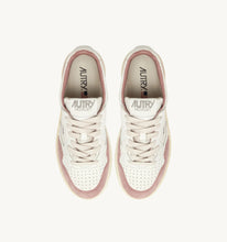 Load image into Gallery viewer, Medalist Low Top Trainers in Goat/ White Suede/ Nude
