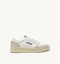 Load image into Gallery viewer, Medalist Low Top Trainers In White Leather and Suede
