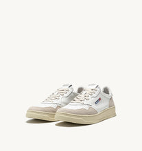 Load image into Gallery viewer, Medalist Low Top Trainers In White Leather and Suede
