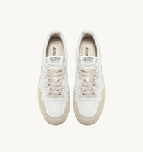 Load image into Gallery viewer, Medalist Low Top Trainers In White Leather and Suede
