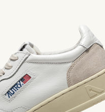 Load image into Gallery viewer, Medalist Low Top Trainers In White Leather and Suede
