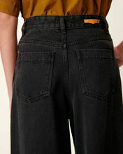 Load image into Gallery viewer, Dalt 5 Pocket Jeans in Black
