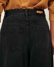 Load image into Gallery viewer, Dalt 5 Pocket Jeans in Black
