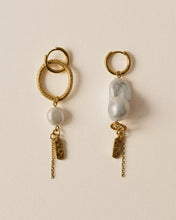 Load image into Gallery viewer, Toti Pearl Earrings Gold
