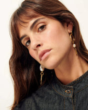 Load image into Gallery viewer, Toti Pearl Earrings Gold
