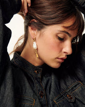 Load image into Gallery viewer, Toti Pearl Earrings Gold

