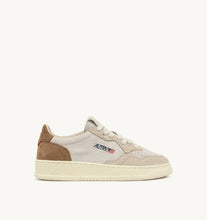 Load image into Gallery viewer, Medalist Low Top Trainers in Tric/Suede Snd/Cigar
