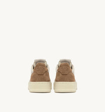 Load image into Gallery viewer, Medalist Low Top Trainers in Tric/Suede Snd/Cigar
