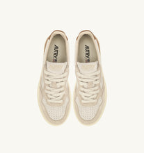 Load image into Gallery viewer, Medalist Low Top Trainers in Tric/Suede Snd/Cigar
