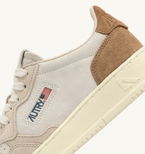 Load image into Gallery viewer, Medalist Low Top Trainers in Tric/Suede Snd/Cigar
