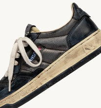 Load image into Gallery viewer, Super Vintage Low Top Trainers in Leather/Padded Winter/Black
