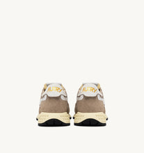 Load image into Gallery viewer, Reelwind Trainers in Nylon/Crack White and Pepper
