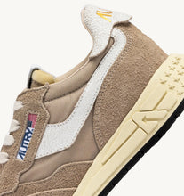 Load image into Gallery viewer, Reelwind Trainers in Nylon/Crack White and Pepper
