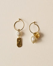 Load image into Gallery viewer, Soren Pearl Earrings in Gold
