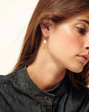 Load image into Gallery viewer, Soren Pearl Earrings in Gold
