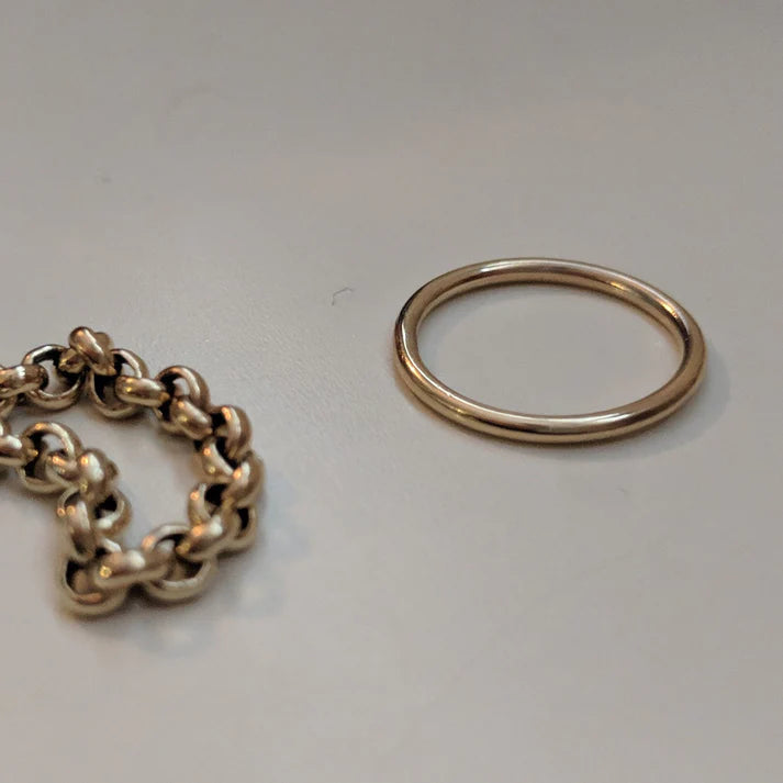 Simple Band Ring in Gold