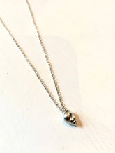 Load image into Gallery viewer, Shell Necklace in Silver
